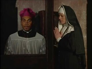 脏 尼姑 屁股 性交 由 一 黑色 priest 在 该 confessional