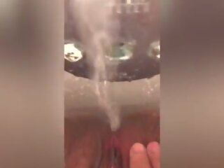 Bbw λατίνα δεσποινίδα madii υγρός fucks τον εαυτό της σε μπάνιο