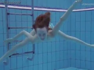 Anna netrebko delgada pequeña adolescente bajo el agua