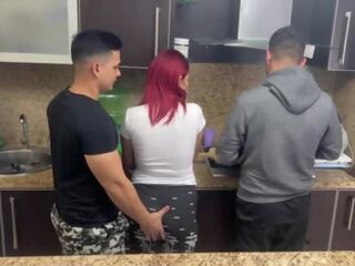 Esposa y su marido cocinando pero su amigo le mete mano a su esposa al lado de su marido cornudo ntr netorare