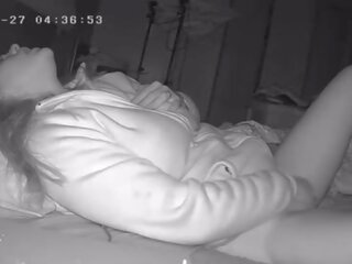 Izsaukums meitene wakes augšup agri līdz berzēt viņai vāvere pirms darbs slēpts kamera