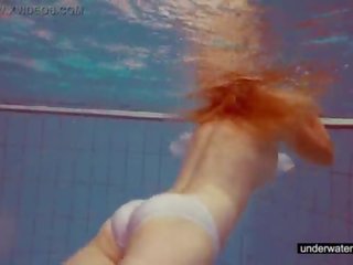 Чудовий мелісса грає підводний