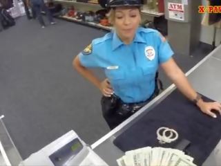 Rondborstig politie officier pawns haar stuff en genageld naar verdienen contant