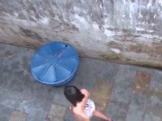 Espiando un vizinha rabuda n / a favela e batendo uma