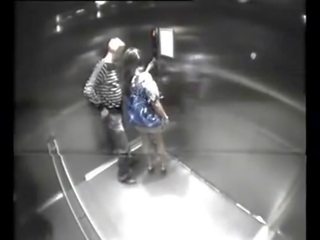 กระตือรือร้น turned บน คู่ เพศสัมพันธ์ ใน elevator - 