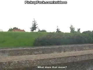 Bruna mov tette e succhia su il autostrada senza pedaggio