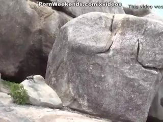 Extraordinary neuken nabij de steen muur