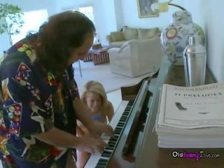 Ron jeremy duke luajtur piano për enchanting i ri i madh gji seductress