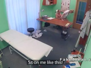 Terapeits ēdamais un fucks medmāsa par a galds