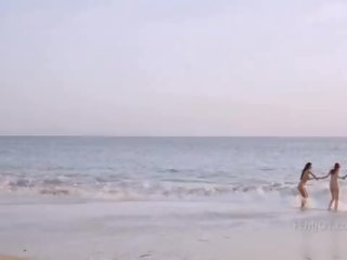 Naturale pupa incontra sand e surf