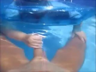 Umazano žena dati mož drkanje v bazen pod vodo & uvesti mu prihajanje pod vodo