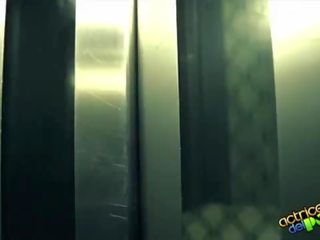 Lara y su mini atrapados ro el ascensor